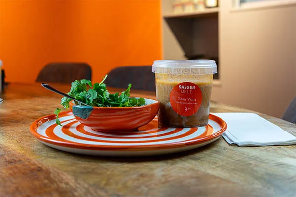 De lekkerste Tom Yum – 500 gr laat je bezorgen door Sassen Deli uit Bergen.