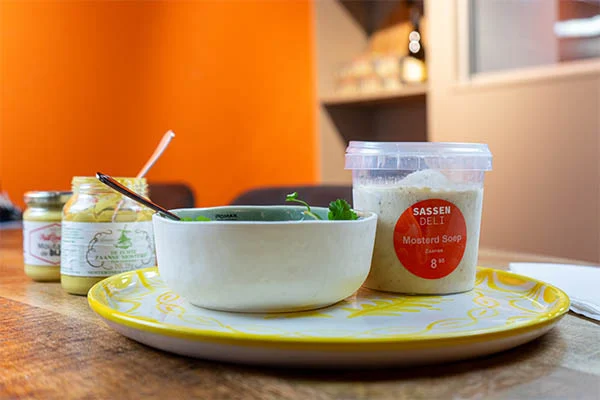 De lekkerste Mosterdsoep – 500 gr laat je bezorgen door Sassen Deli uit Bergen.